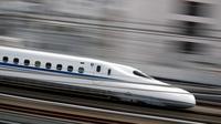 Shinkansen yang juga dikenal dengan kereta peluru melewati stasiun di Hamamatsu pada Kamis (29/9/2019). Mulai beroperasi pada 1 Oktober 1964, Shinkansen langsung menjadi primadona transportasi umum masyarakat Jepang. (Photo by Adrian DENNIS / AFP)