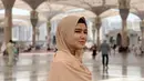 Saat jalani ibadah umrah, wanita kelahiran 1995 ini terlihat anggun dalam balutan hijab. Dengan makeup natural, pesona Masayu Clara kian terpancar. (Liputan6.com/IG/@masayuclara)