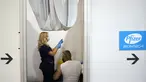 Seorang pekerja medis menyiapkan suntikan vaksin COVID-19 Pfizer di pusat vaksinasi darurat Belgrade Fair di Belgrade, Serbia, Selasa (17/8/2021). Serbia mulai memberikan dosis ketiga atau booster untuk orang-orang yang sebelumnya telah divaksinasi minimal 6 bulan lalu. (AP Photo/Darko Vojinovic)