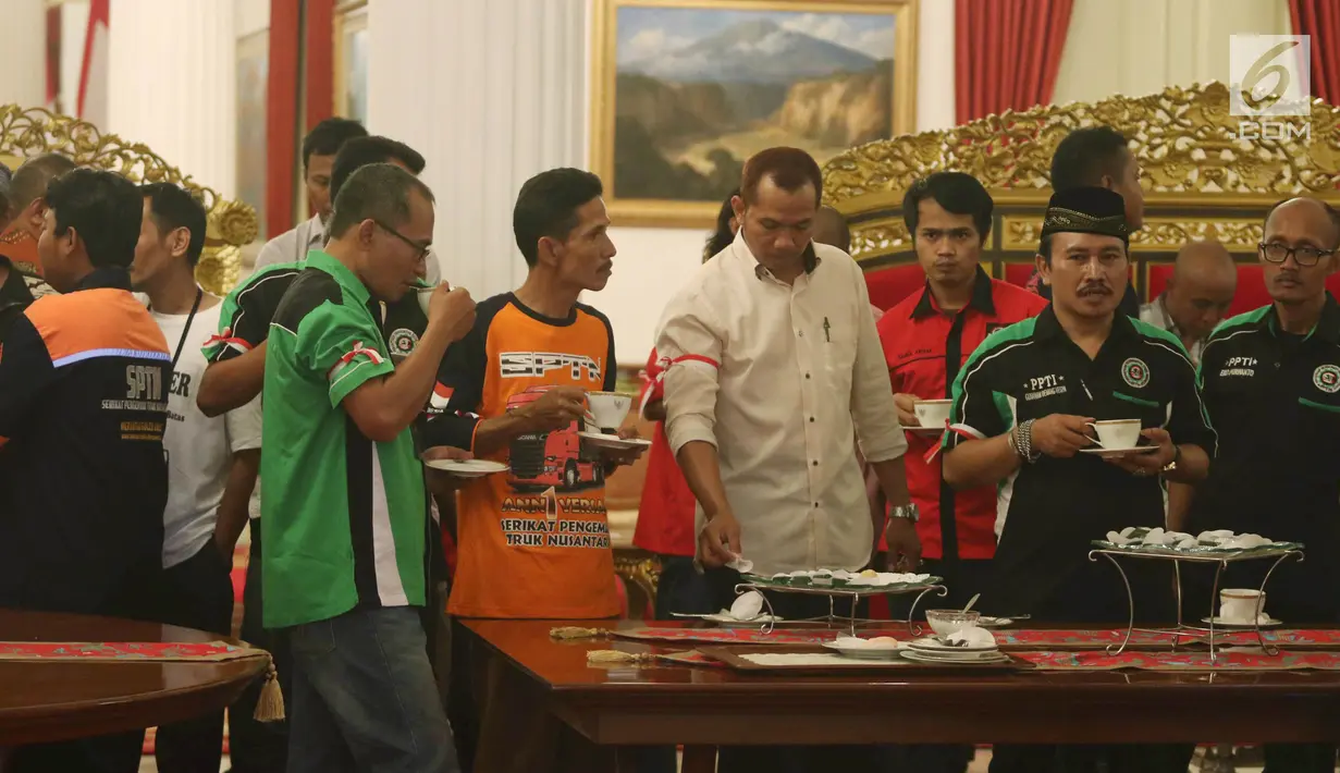 Sejumlah sopir truk menikmati sarapan di Istana Negara, Jakarta, Selasa (8/5). Presiden Joko Widodo atau Jokowi menerima 70 perwakilan sopir truk se-Indonesia. (Liputan6.com/Angga Yuniar)