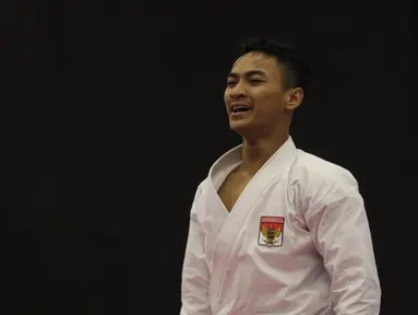 Karateka Indonesia, Ahmad Zigi Zaresta berhasil menjadi juara dunia nomor Kata Junior pada Kejuaraan Dunia Karate Junior, Cadet dan U-21 di Indonesia Convetion Exhibition, BSD, Tangerang, Kamis (12/11/2015). (Bola.com/Vitalis Yogi Trisna)