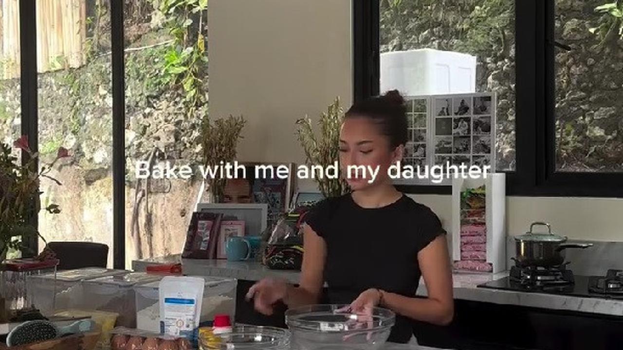 Momen Seru Jennifer Coppen Bikin Kue Bareng Kamari, Jadi Love Language Favorit