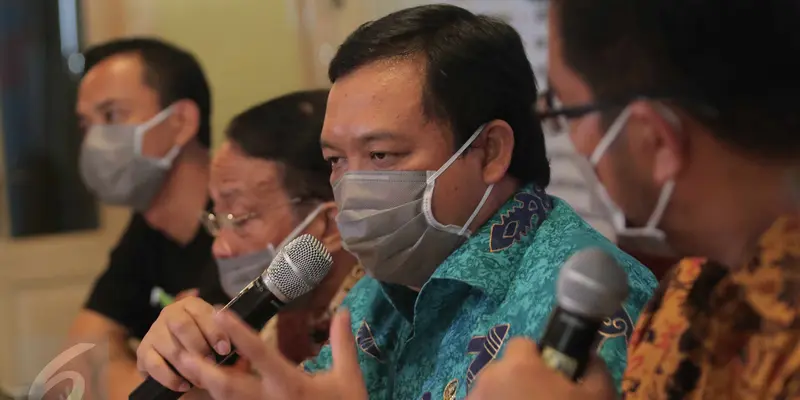 20151010-Gelar Diskusi Asap, Sejumlah Narasumber Kenakan Masker-Jakarta