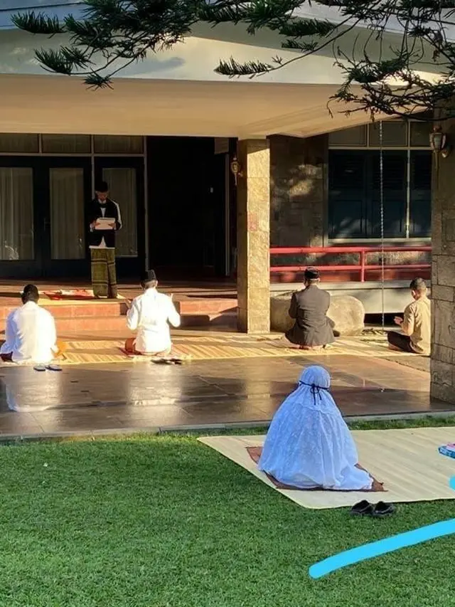 Iriana Jokowi Pakai Sandal Jepit Saat Salat Idul Adha, Warganet Salah Fokus
