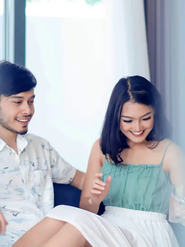 Hamil Anak Pertama, Ini 6 Momen Mesra Ana Riana dan Sang Suami