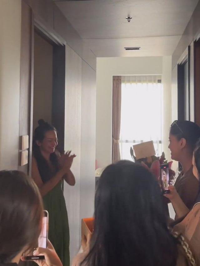 7 Potret Kejutan Ultah Enzy Storia dari Sahabat, Seru Pakai Kaos Gambar Kentang