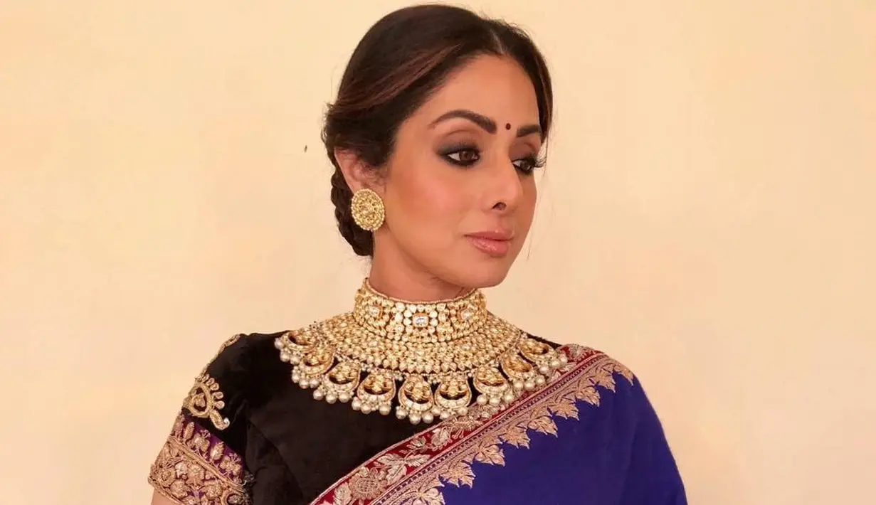 Semasa hidupnya, Sridevi seringkali terlihat mengenakan sari India. Dan pastinya membuat tampilannya tampak anggun. Seperti di foto ini contohnya, Sridevi berbalut sari berwarna biru dongker. (Instagram/sridevi.kapoor)
