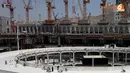 Alat-alat berat untuk pembangunan area Masjidil Haram terus berlangsung selama musim haji. Panasnya suhu di Makkah yang pada siang hari sangat panas bisa menyentuh 45 derajat Celcius. (Liputan6.com/Anri Syaiful/wwn)