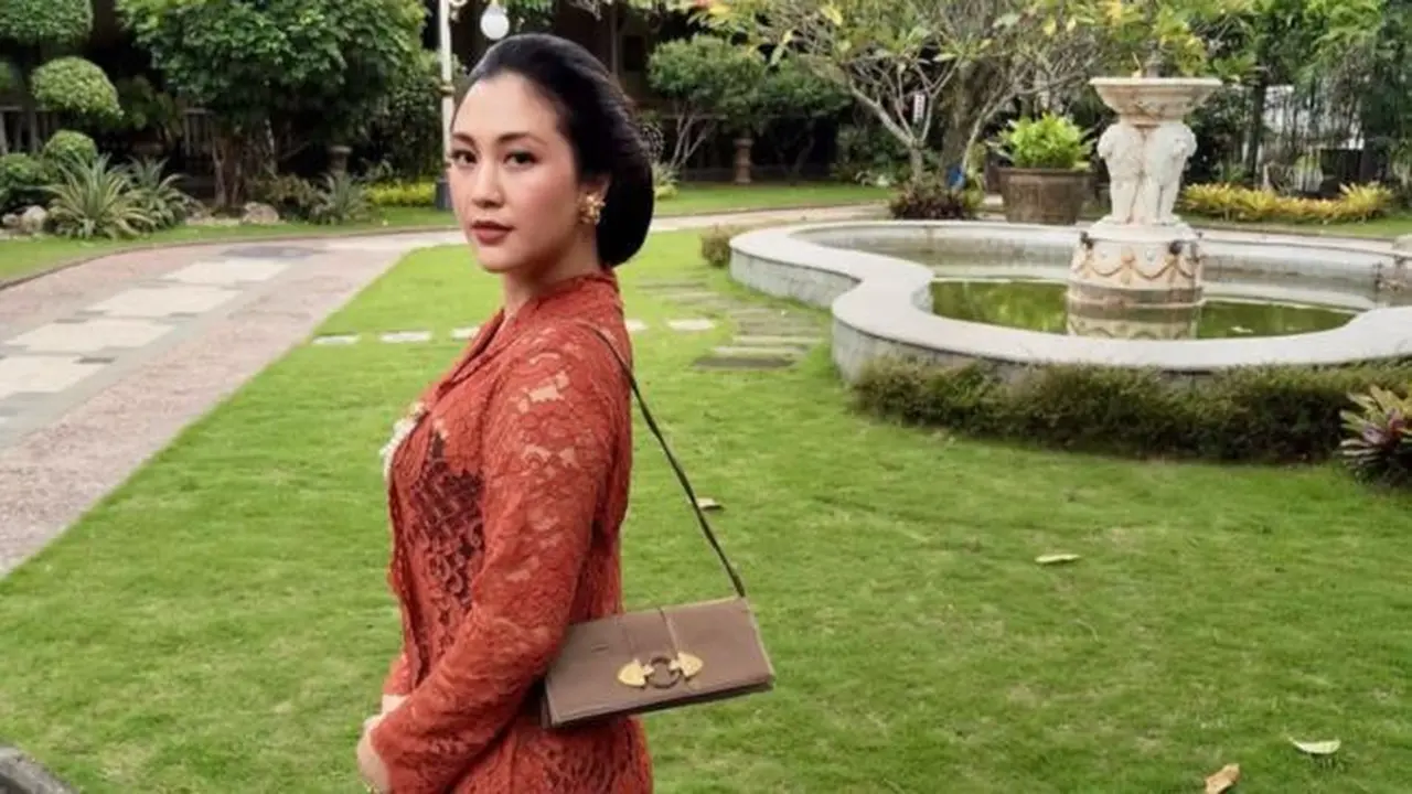 Pesona Sherina Munaf di Pura Mangkunegaran. (credit:instagram.com/sherinamunaf)