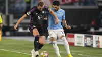 Striker Bayern Munchen, Harry Kane, tak berkutik saat takluk 0-1 dari Lazio&nbsp;pada laga leg pertama 16 besar Liga Champions musim ini di Stadio Olimpico, Roma, Kamis (15/2/2024) dini hari WIB. (AP Photo/Andrew Medichini)