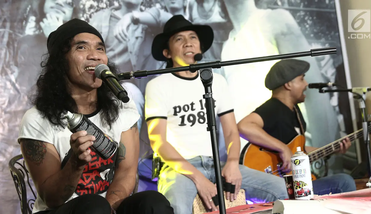 Aksi personil band Slank saat pembukaan pameran foto dan peluncuran buku "Tanpa Batas" bersama #KLYLOUNGE di Jakarta, Jumat (14/12). Fotografer Tjandra Moh Amin meluncurkan buku Tanpa Batas Slank. (Liputan6.com/Herman Zakharia)
