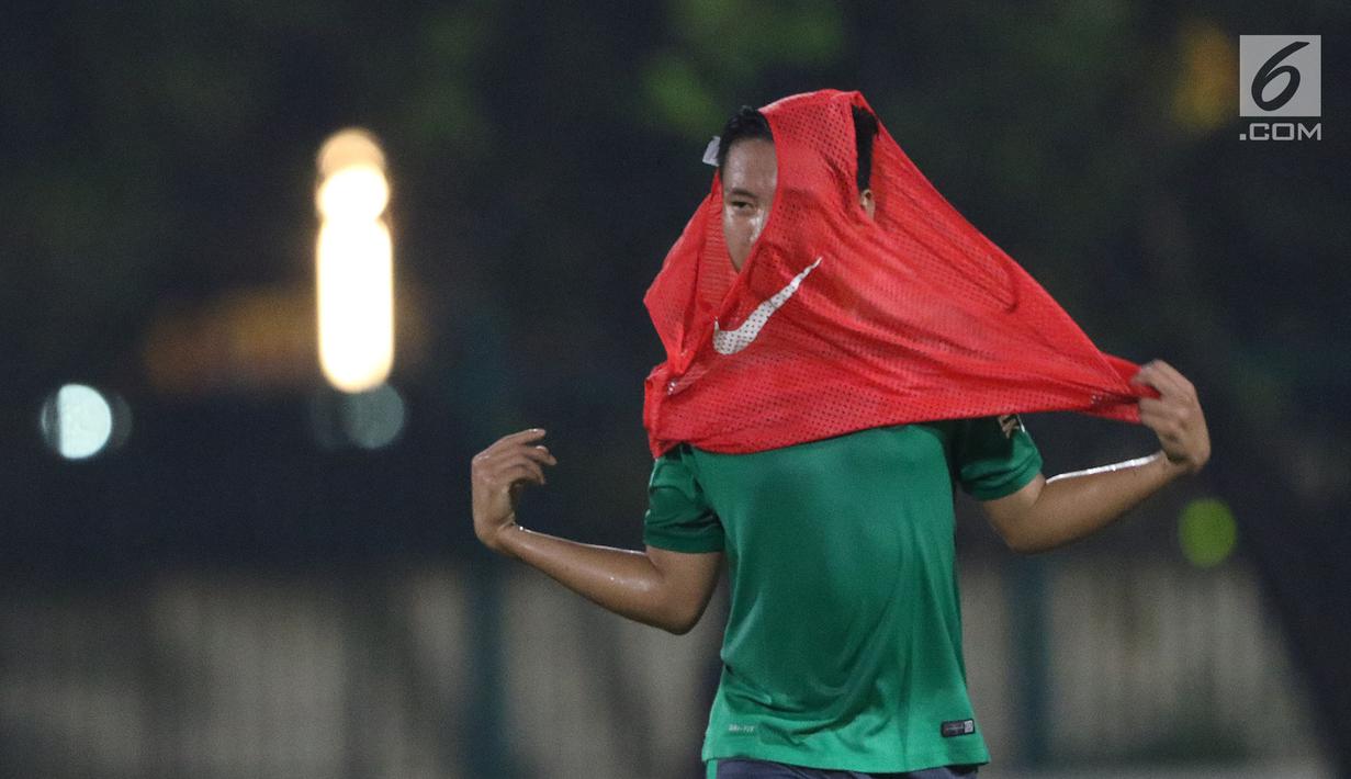 Pemain Timnas Indonesia U-19, Syahrian Abimanyu mengenakan rompi saat latihan perdana jelang laga melawan Jepang U-19 di Lapangan A Kompleks GBK, Jakarta, Kamis (22/3). Laga kedua tim digelar Minggu (25/3). (Liputan6.com/Helmi Fithriansyah)