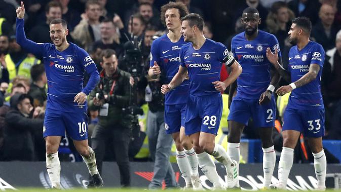 Penyerang Chelsea, Eden Hazard, melakukan selebrasi usai membobol gawang West Ham United pada laga Premier League 2019 di Stadion Stamford Bridge, Selasa (9/4). Chelsea menang 2-0 atas West Ham United. (AP/Alastair Grant)