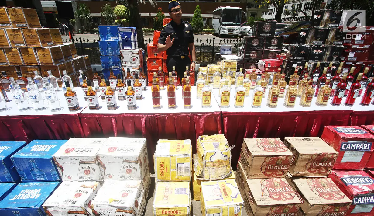Ribuan botol minuman keras bukti kasus penyelundupan ditampilkan di Polda Metro Jaya, Jakarta, Senin (18/9). Polda Metro jaya bekerja sama dengan Bea dan Cukai menyita lima peti kemas minuman keras (Miras) berbagai merek. (Liputan6.com/Immanuel Antonius)