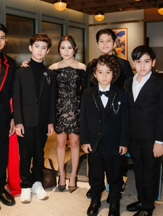 Melengkapi tampilannya mengenakan  stiletto heels hitam dengan bagian depan transparan. [@armanfebryan]