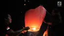 Pengunjung menerbangkan lampion saat perayaan Tahun Baru Imlek di Pantai Lagoon, Ancol, Jakarta, Selasa (5/2) malam. Sebanyak 500 lampion diterbangkan oleh pengunjung dalam  rangka menutup Festival Imlek di Ancol. (Merdeka.com/Iqbal S Nugroho)