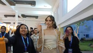 Cinta Laura dalam Langkah Membumi Ecoground 2025 di Taman Peruri, Jakarta Selatan, Minggu, 9 November 2025. (dok. Liputan6.com/Dinny Mutiah)