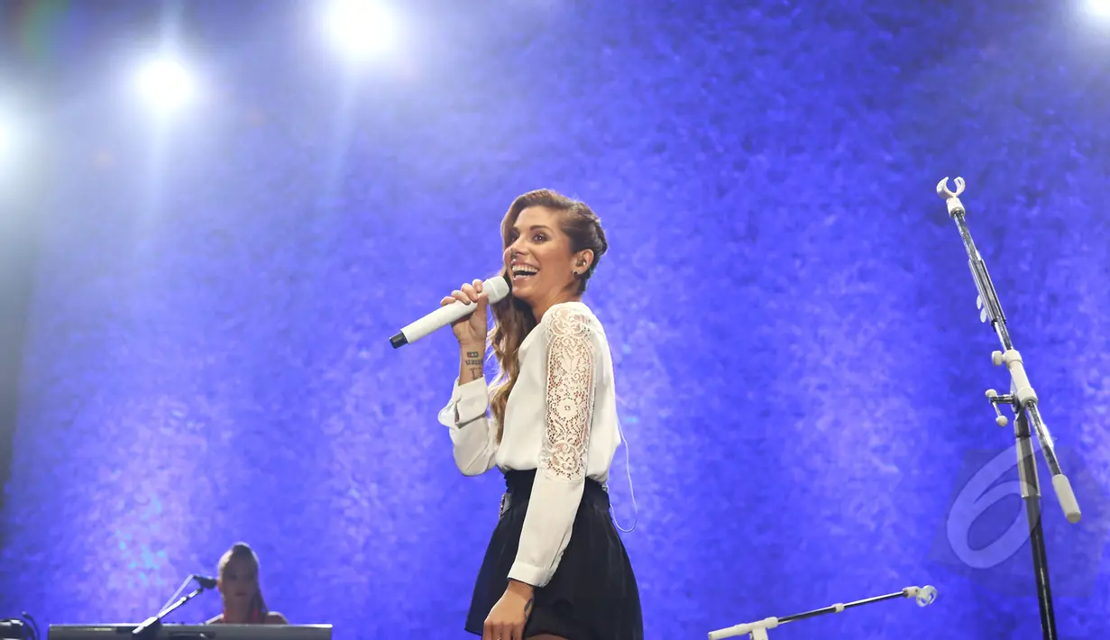 Christina Perri yang tampil cantik dengan rambut kepangnya, membawakan beberapa lagu miliknya di atas panggung Java Jazz Festival (JJF) 2015 di JIExpo Kemayoran, Jakarta, Minggu (8/3/2015). (Liputan6.com/Faizal Fanani)