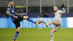 Gelandang Inter Milan, Marcelo Brozovic berebut bola dengan pemain Shakhtar Donetsk, Maycon dalam laga lanjutan Grup B Liga Champions di stadion San Siro di Milan, Italia, Kamis (10/12/2020). Hasil ini membuat Inter gagal ke 16 Besar dan tidak lolos juga ke Liga Europa. (AP Photo/Antonio Calanni)