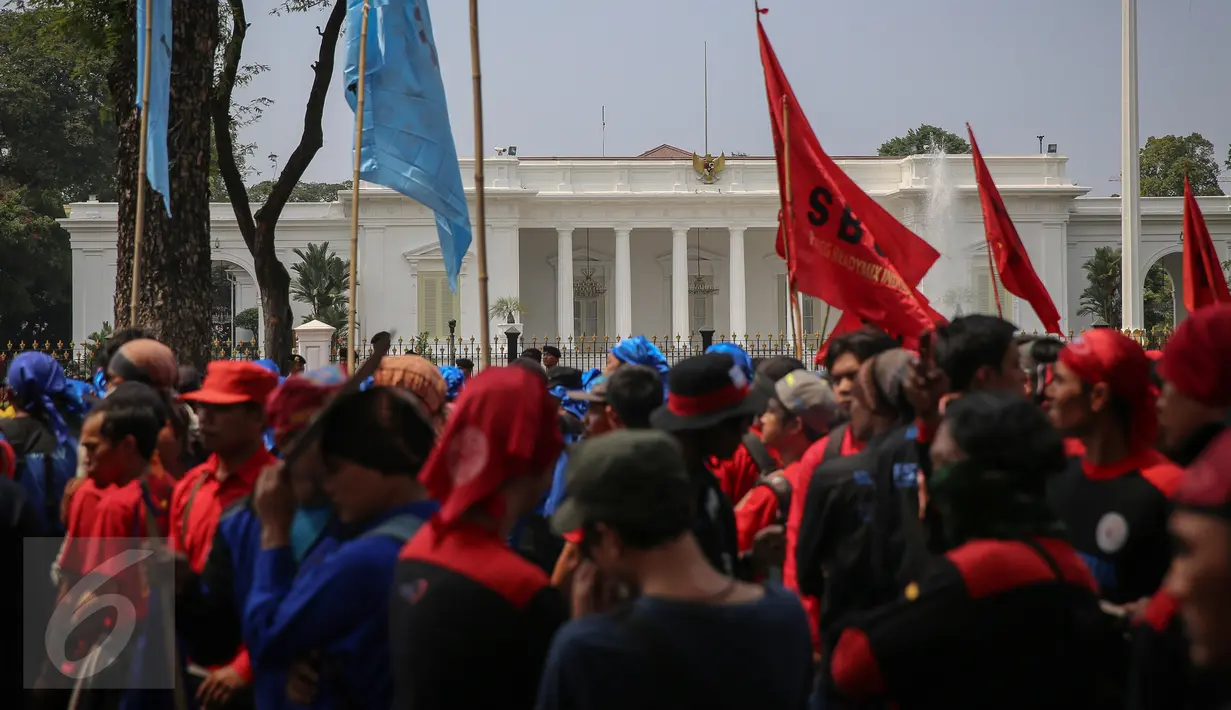 Ribuan buruh yang terdiri dari berbagai serikat, melakukan unjuk rasa di depan Istana Negara, Jakarta, Kamis (15/10). Aksi para buruh ini untuk menyatakan penolakan mereka terhadap paket kebijakan ekonomi jilid IV. (Liputan6.com/Faizal Fanani)