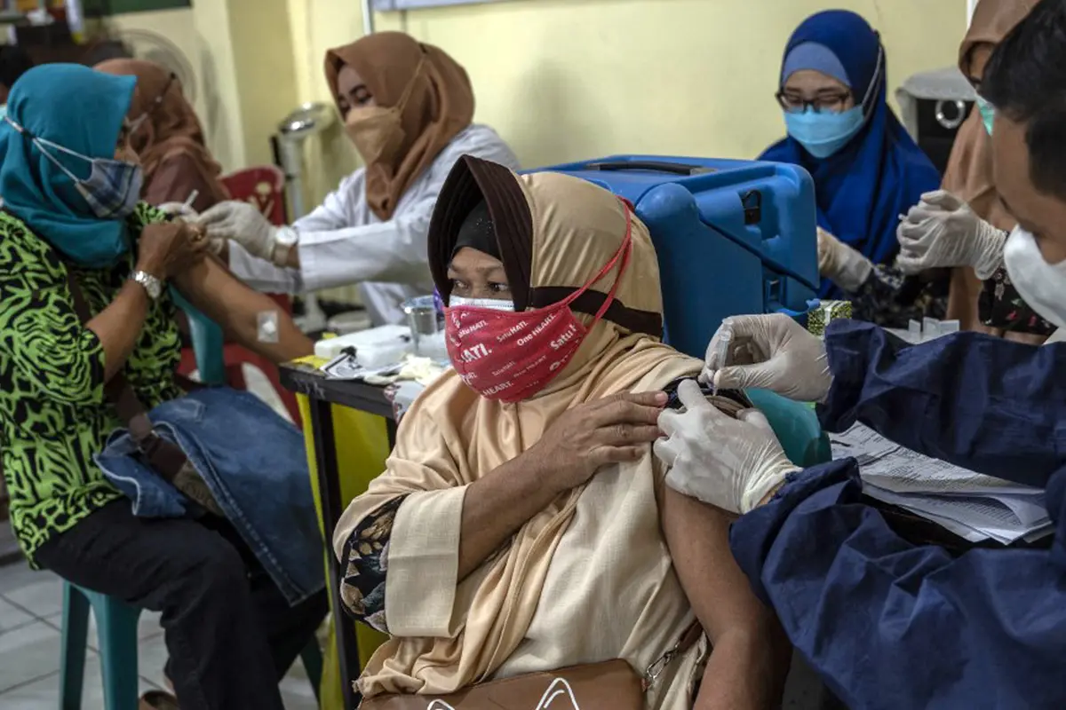 FOTO: Pelaksanaan Vaksinasi Booster COVID-19 di Surabaya