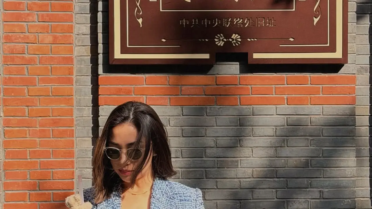 Nikita Willy Tampil Powerful Saat Liburan di Shanghai dengan Tweed Blazer dan Tas Hermès Birkin Croco