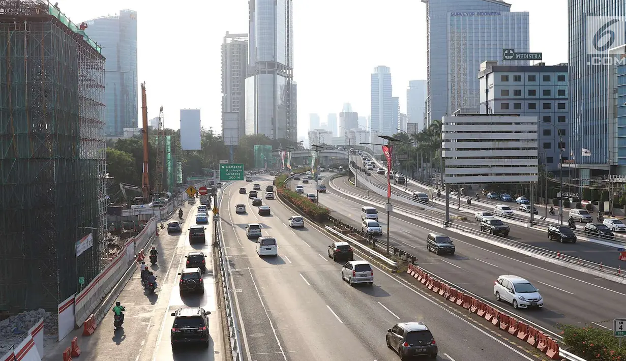 Kendaraan melintasi jalan protokol di Jakarta, Selasa (11/9). Libur tahun baru Islam yang dimanfaatkan warga Jakarta untuk berlibur menyebabkan kondisi lalu lintas Ibukota lebih lengang dibanding hari biasa. (Liputan6.com/Immanuel Antonius)