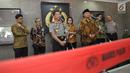 Kapolri Jenderal Tito Karnavian dan Ketua KPK Agus Rahardjo bersama jajaran masing-masing memberikan keterangan pers di Mabes Polri, Jakarta, Kamis (6/7). Agus dan rombongan menemui Kapolri dan jajarannya untuk bersilaturahmi. (Liputan6.com/Helmi Afandi)