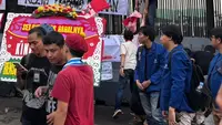 Demo di DPR, Mahasiswa Bawa Karangan Bunga