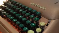 Mesin ketik Smith-Corona yang berfungsi dari tahun 1950-an dijual di toko Gramercy Typewriter Co, New York, Amerika Serikat, 28 Juni 2019. Menurut pemilik toko, Paul Schweitzer (80) mesin ketik vintage dikirim dari seluruh negeri untuk perbaikan dan pemulihan. (Katherine Roth via AP)