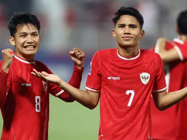 Gelandang timnas Indonesia U-23, Marselino Ferdinan (kedua kiri) bersama Witan Sulaeman melakukan selebrasi dengan setelah mencetak gol dalam pertandingan penyisihan Grup A Piala Asia U-23 melawan Yordania di Stadion Abdullah Bin Khalifa, Doha, 21 April 2024. (KARIM JAAFAR/AFP)