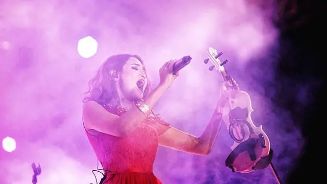 Penyanyi Tara Adia kembali menunjukan eksistensinya di Industri musik Tanah Air.