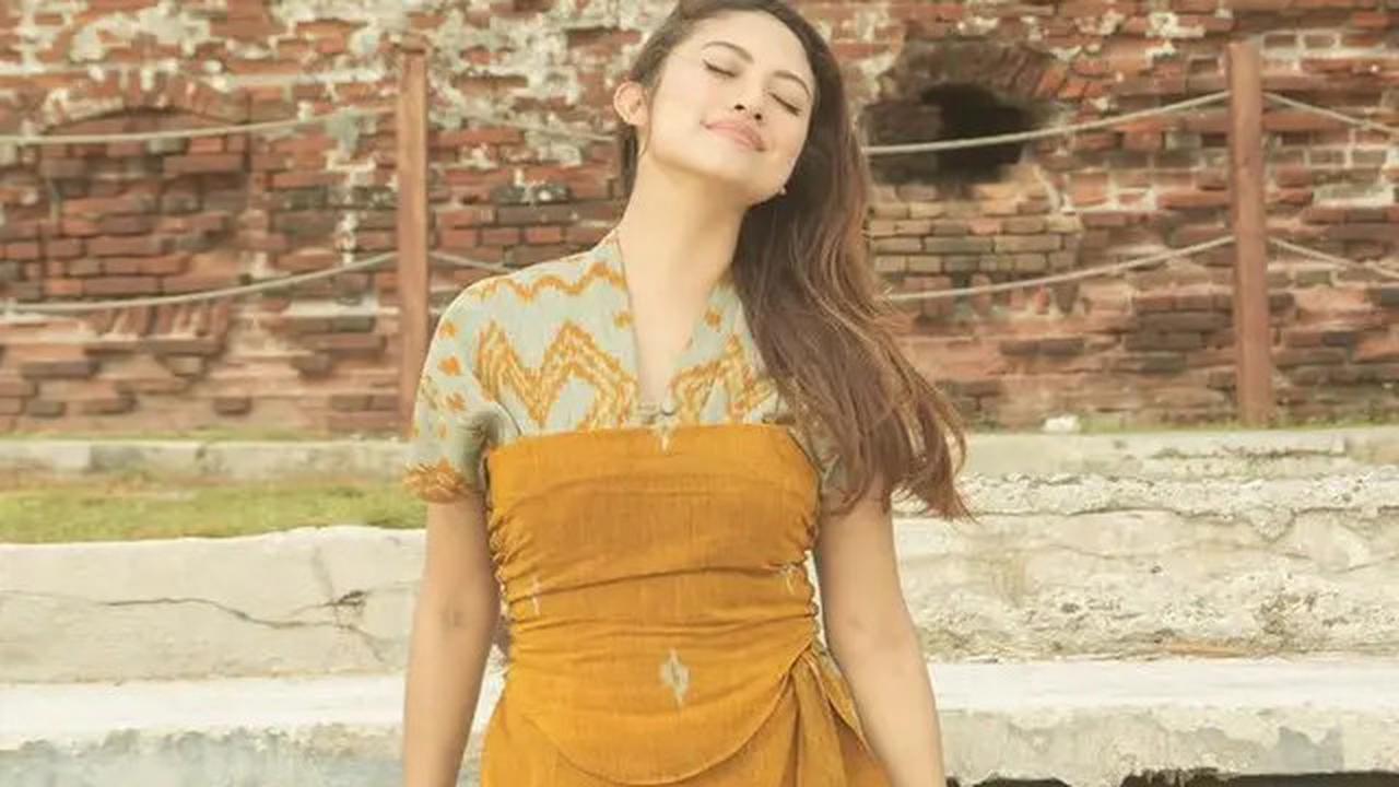 8 OOTD Cynthia Riza Istri Giring yang Sebentar Lagi Jadi Calon Ibu Pejabat saat Kenakan Wastra Nusantara