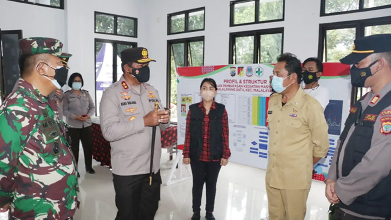 Kedatangan Kapolda Sulut bersama rombongan disambut langsung oleh Kapolsek dan Camat Malalayang, serta Lurah Malalayang 1, Manado.