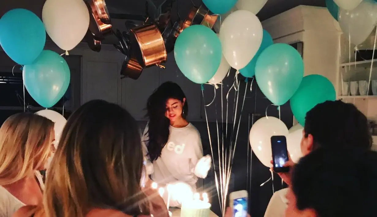 Selena Gomez mendapatkan kejutan ulang tahun dari orang-orang terdekatnya.(instagram/selenagomez)