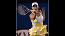 Permainan cepat dengan penyerangan yang akurat dilakukan petenis Denmark Caroline Wozniacki saat melayani petenis Amerika Serikat, Christina McHale (AFP Photo/ Mal Fairclough).