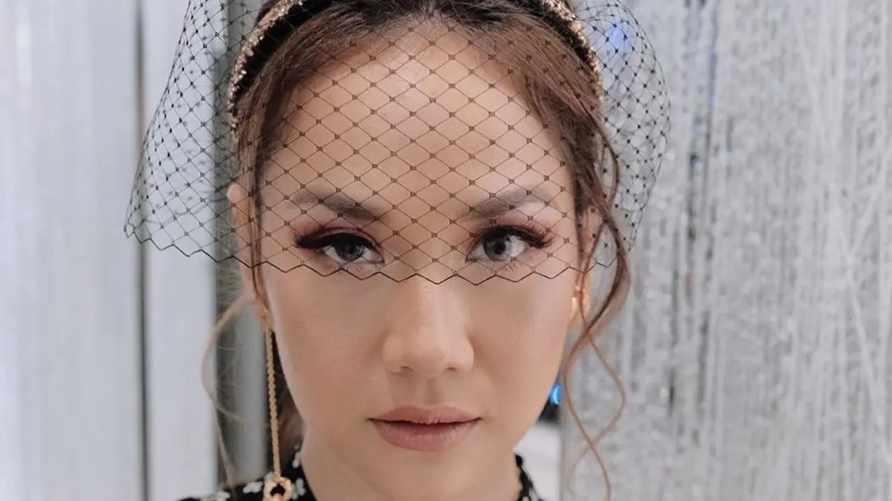 7 Potret Bunga Citra Lestari dengan Makeup Natural, Bukti Tetap Awet Muda