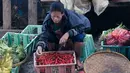 Pedagang cabai di Pasar Minggu merapihkan barang daganganya, Jakarta, Senin (10/10). Kenaikan harga cabai keriting terimbas kondisi cuaca yang kurang baik sehingga membuat pasokan berkurang. (Liputan6.com/Yoppy Renato)