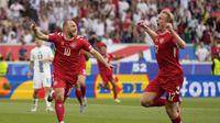 Gelandang Denmark Christian Eriksen (kiri( merasakan atmosfer berbeda di Euro 2024 dibandingkan Euro 2021 dimana dia terkena serangan jantung. Dia bahkan bisa cetak gol untuk Denmark (AP)