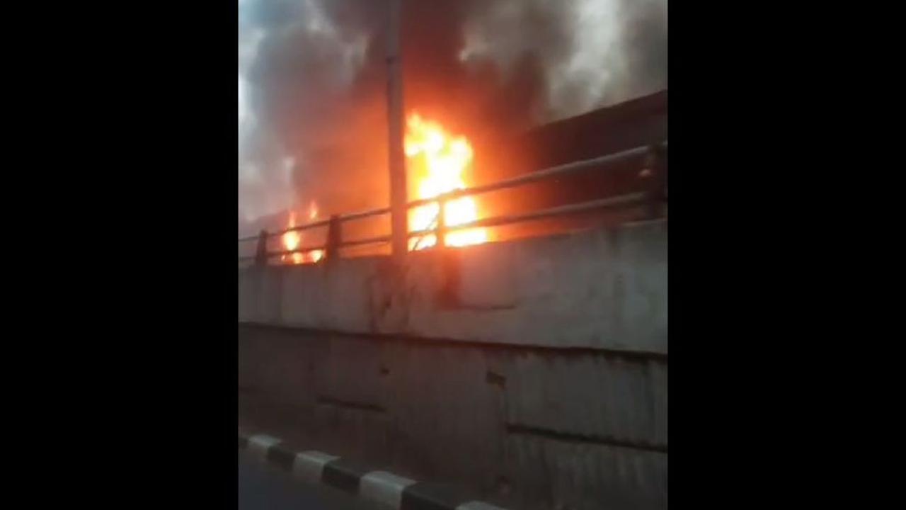 Halte TransJakarta di Jalan Kapten Tendean, Kelurahan Mampang Prapatan, Mampang Prapatan, Jakarta Selatan, terbakar pada Senin (14/8) sore. Proses pemadaman hingga kini masih berlangsung.
