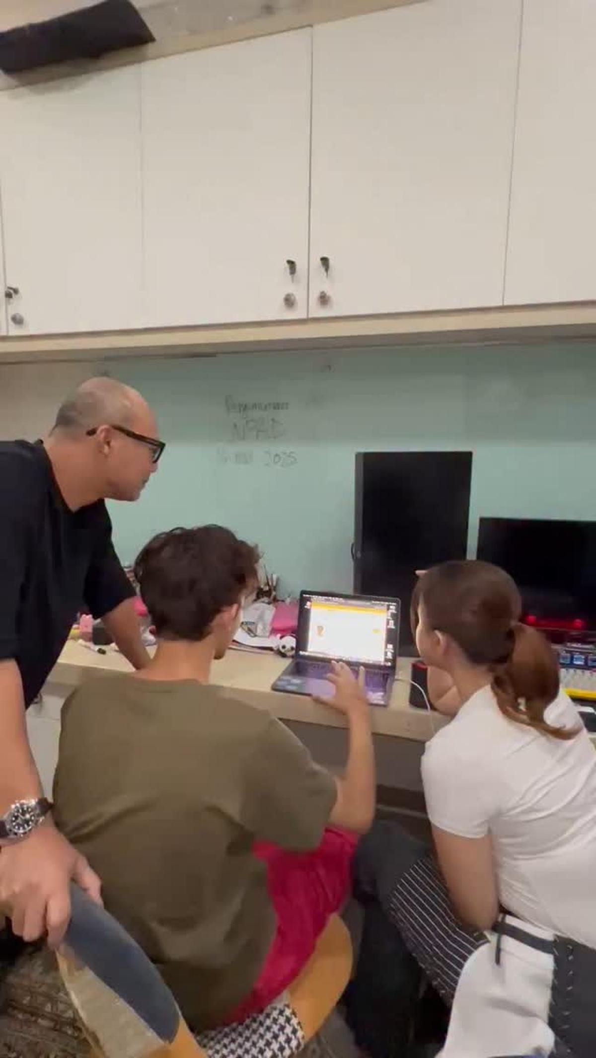 5 Seleb Hadir Bersama Mantan di Acara Kelulusan Sekolah Anak, Akur dan Tampil Kompak