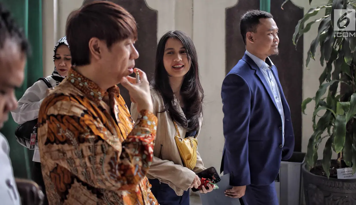 Artis peran Dea Annisa tiba di Pengadilan Negeri Jakarta Selatan untuk menjalani sidang putusan, Kamis (31/5). Sidang ini beragenda mendengarkan putusan kasus hilangnya kamera Dhea Annisa dengan pihak jasa ekspedisi. (Liputan6.com/Faizal Fanani)