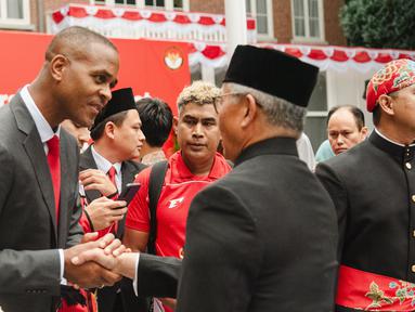 Pelatih Timnas Indonesia, Patrick Kluivert (kiri) bersalaman dengan Dubes RI untuk Belanda, Petahana Mayerfas saat upacara pengibaran bendera merah putih dalam perayaan hari ulang tahun kemerdekaan Indonesia ke-80 di KBRI Den Haag, Belanda, Minggu (17/08/2025). (Dok. KBRI)