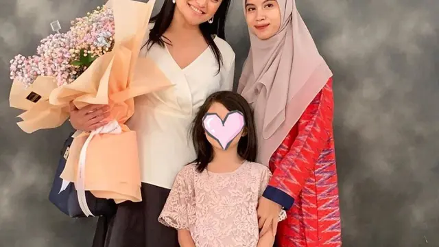 6 Potret Kebersamaan Seleb dan Istri Mantan Suami, Akrab Banget