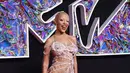 Doja Cat tiba di karpet merah MTV VMA mengenakan naked dress dari Monse dengan detail seperti jaring laba-laba. Dia melengkapi ansambelnya dengan perhiasan berlian dari Maria Tash dan Nicole Rose. [@upscalemagazine]