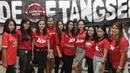 Para fans wanita foto bersama usai menyaksikan laga MU melawan City. (Bola.com/Vitalis Yogi Trisna)
