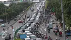 Kendaraan terjebak kemacetan di kawasan Tanah Abang, Jakarta, Jumat (30/9). Data Balitbang Kementerian PUPR tahun 2015 menunjukkan kerugian akibat macet di Jakarta mencapai Rp65 triliun pertahun. (Liputan6.com/immanuel Antonius)
