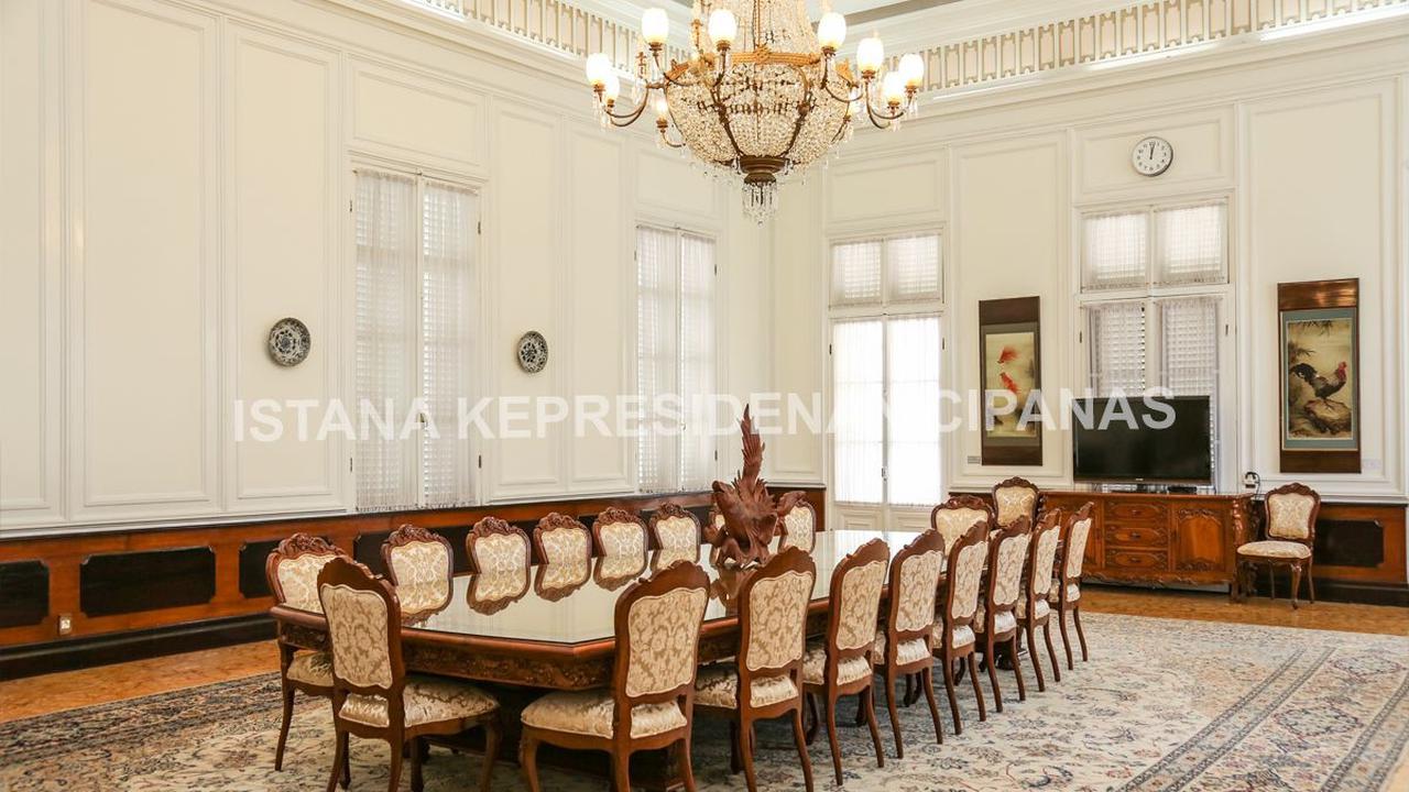 Lampu Gantung Diimpor dari Cekoslovakia