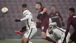 Bek CFR Cluj, Mateo Susic (tengah), berebut bola dengan striker AS Roma, Borja Mayoral (kiri), dalam laga lanjutan Liga Europa 2020/21 Grup A di Cluj-Napoca, Rumania, Kamis (26/11/2020) waktu setempat. CFR Cluj kalah 0-2 dari AS Roma. (AFP/Alex Nicodim)