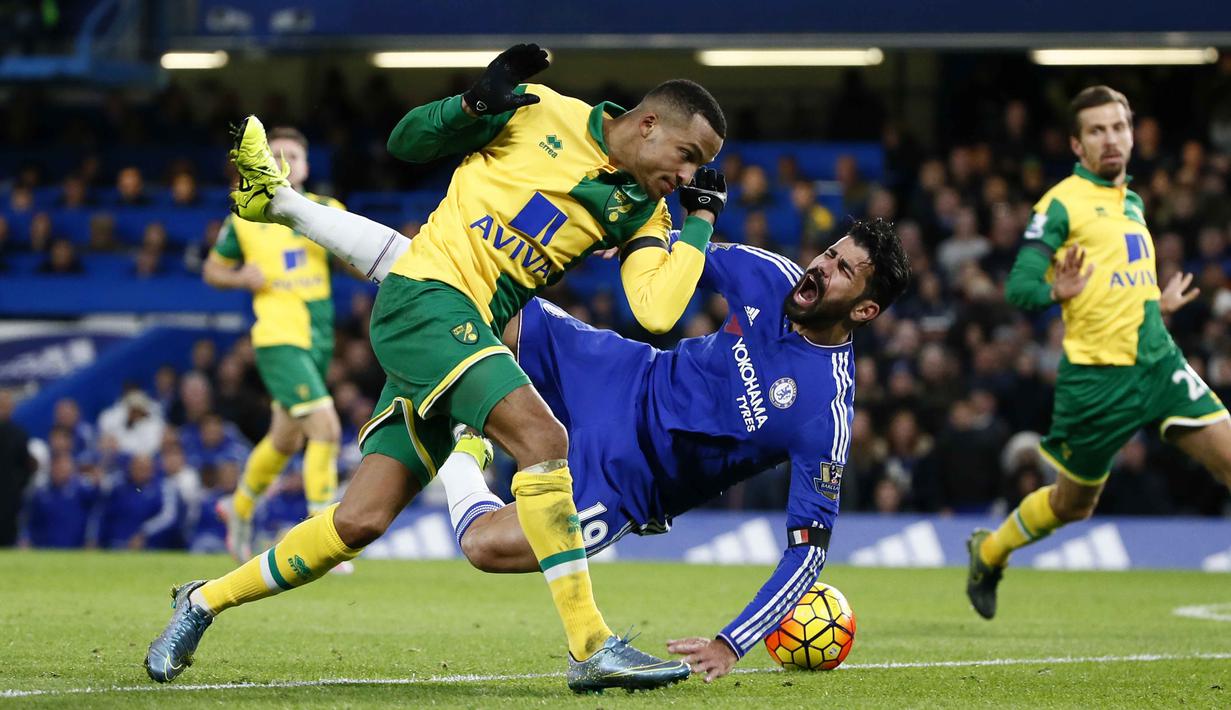 Pemain Chelsea Diego Costa berebut bola dengan pemain Norwich Martin Olsson   pada lanjutan Liga Premier Inggris di Stamford Bridge, London, Sabtu (21/11/2015). (Reuters/Stefan Wermuth)